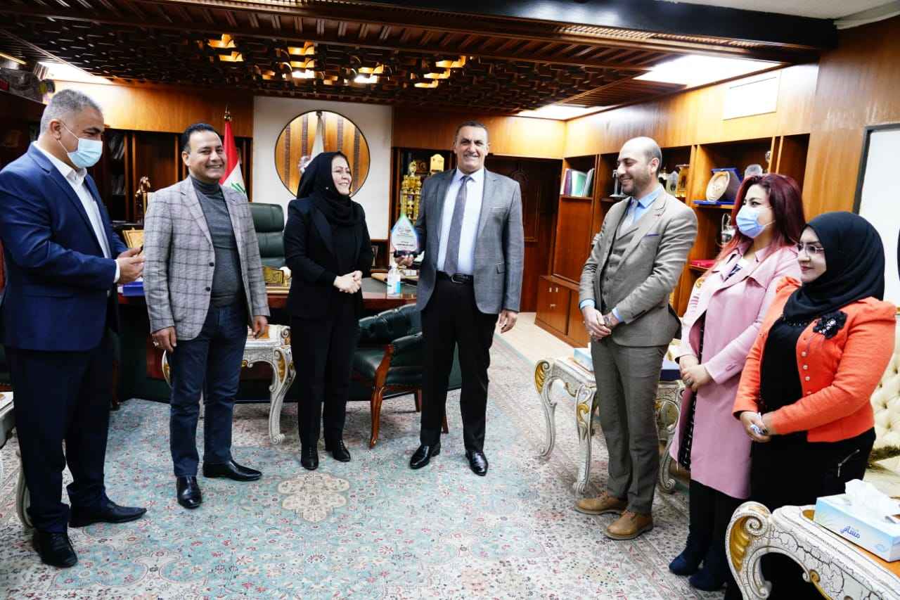 قسم تمكين المرأة  يقدم درع القيادة الحكيمة للسيد محافظ كركوك 