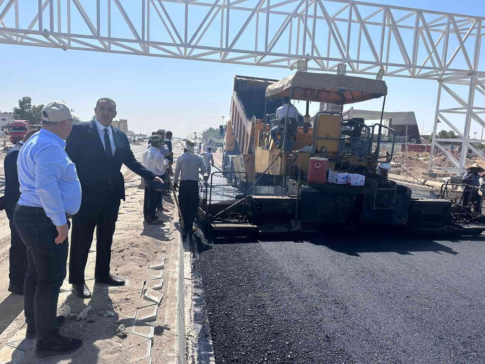 محافظ كركوك ..يتابع بالميدان مشروع طريق جامعة كركوك ..ويشيد بجهود العاملين  .