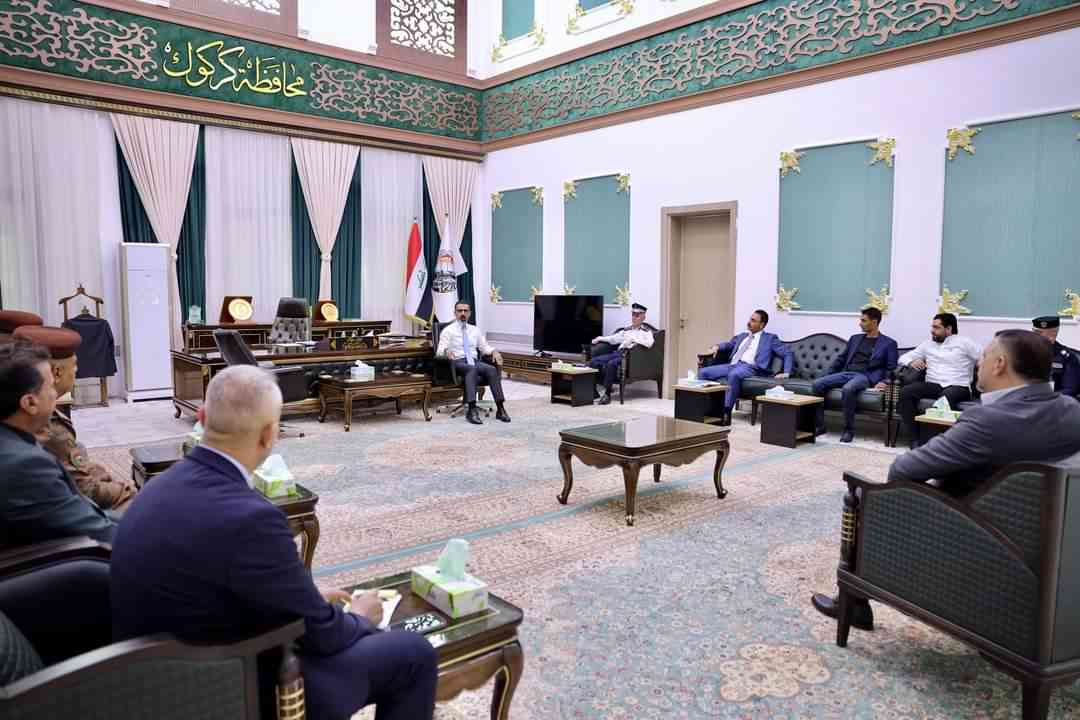  محافظ كركوك ريبوار طه مصطفى   يبحث مع مسؤولي الكمارك والسيطرات جهود دعم حركة الشاحنات وضمان انسيابية حركتهم