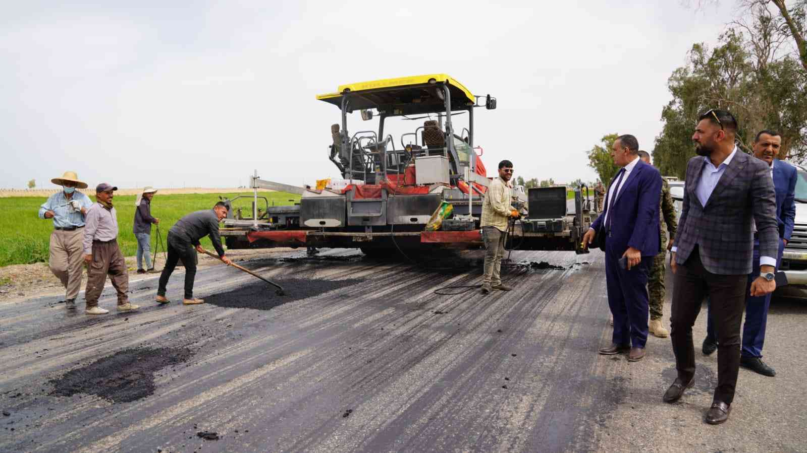 في ايام الشهر الفضيل ..  محافظ كركوك يقف مع العمال ويتابع ميدانياً ،اعمال تنفيذ طريق حويجة /رياض  .
