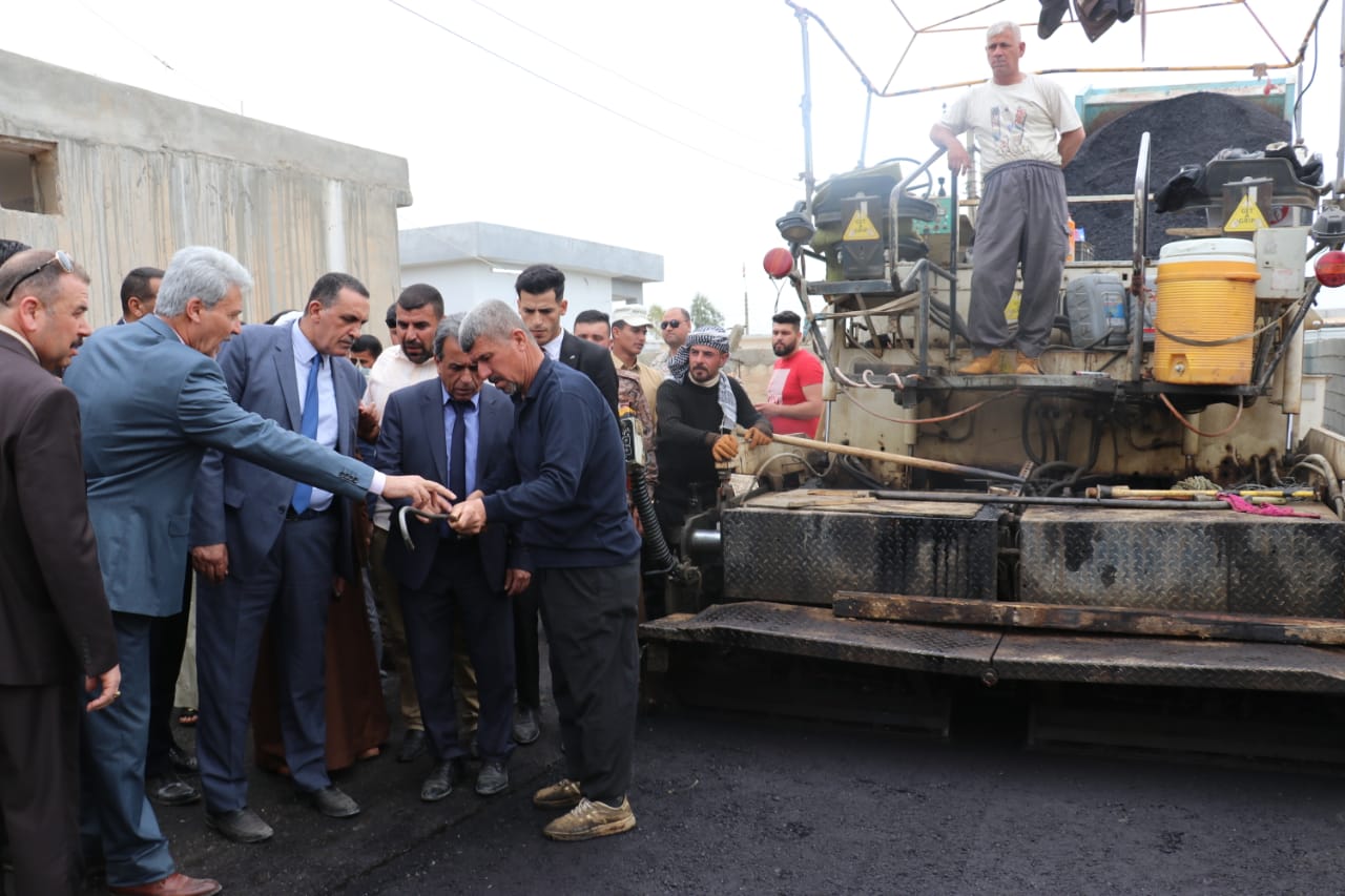    الجبوري  يتفقد سير الأعمال المنجزه لطريق قرية العبادات ويتابع سير تنفيذ الاعمال في قرية عمر بن الخطاب 