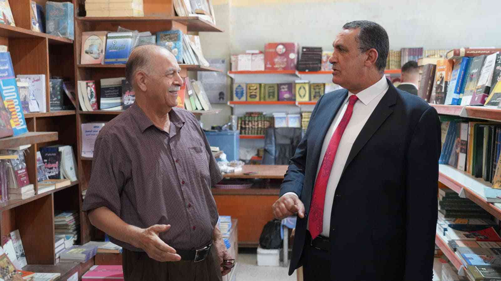 محافظ كركوك  يزور مكتبة الدار الوطنية ويطلع على عدد من الكتب ويشيد بجهود المثقفين والادباء والصحفيين  .