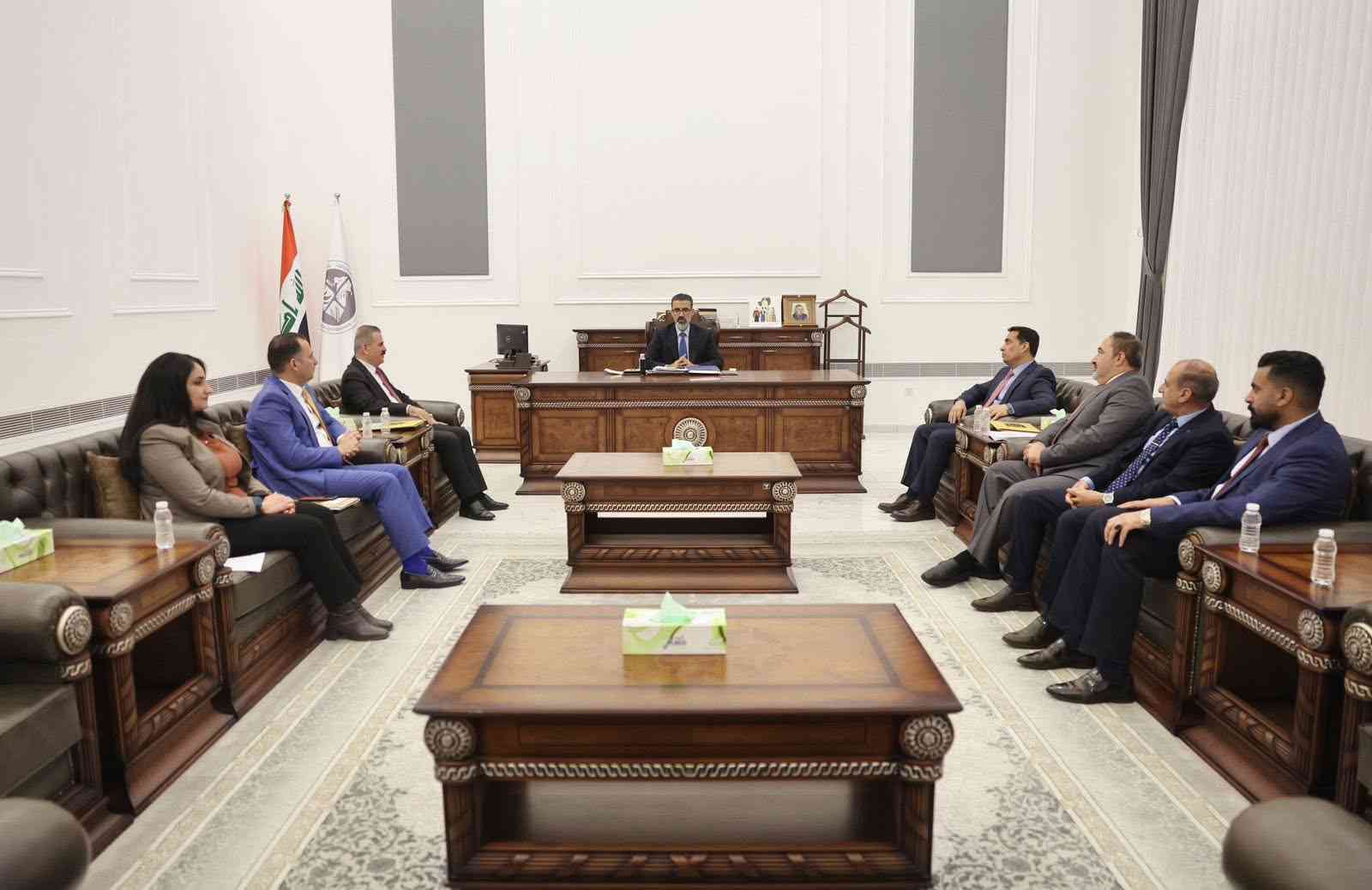 اجتمع السيد ريبوار طه محافظ كركوك   مع السادة مستشاروا المحافظ.