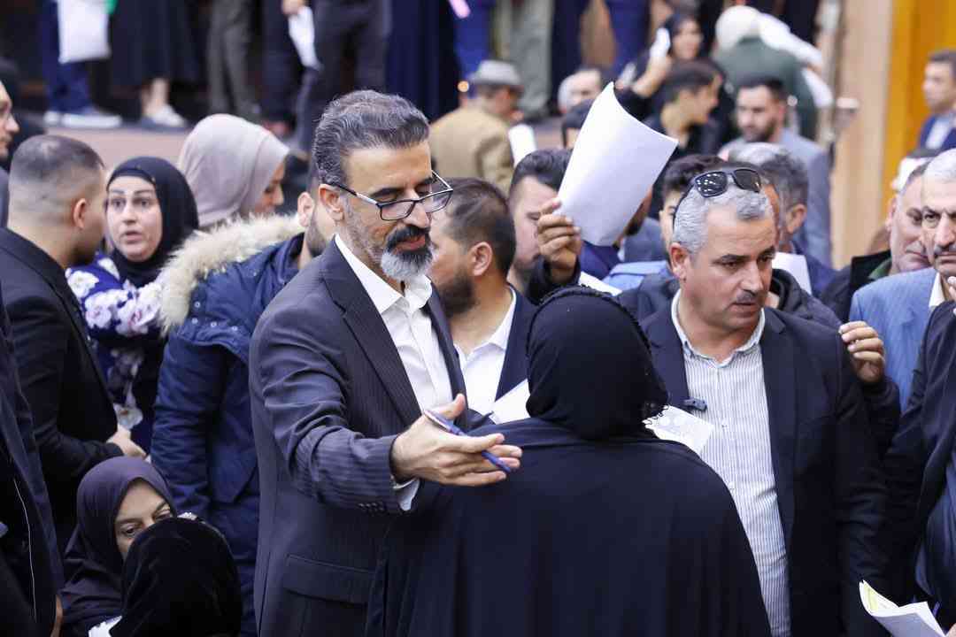 محافظ كركوك ريبوار طه مصطفى   يلتقي مواطني كركوك الكرام منذ ساعات الصباح الاولى .. ويستمع لمطالبهم .