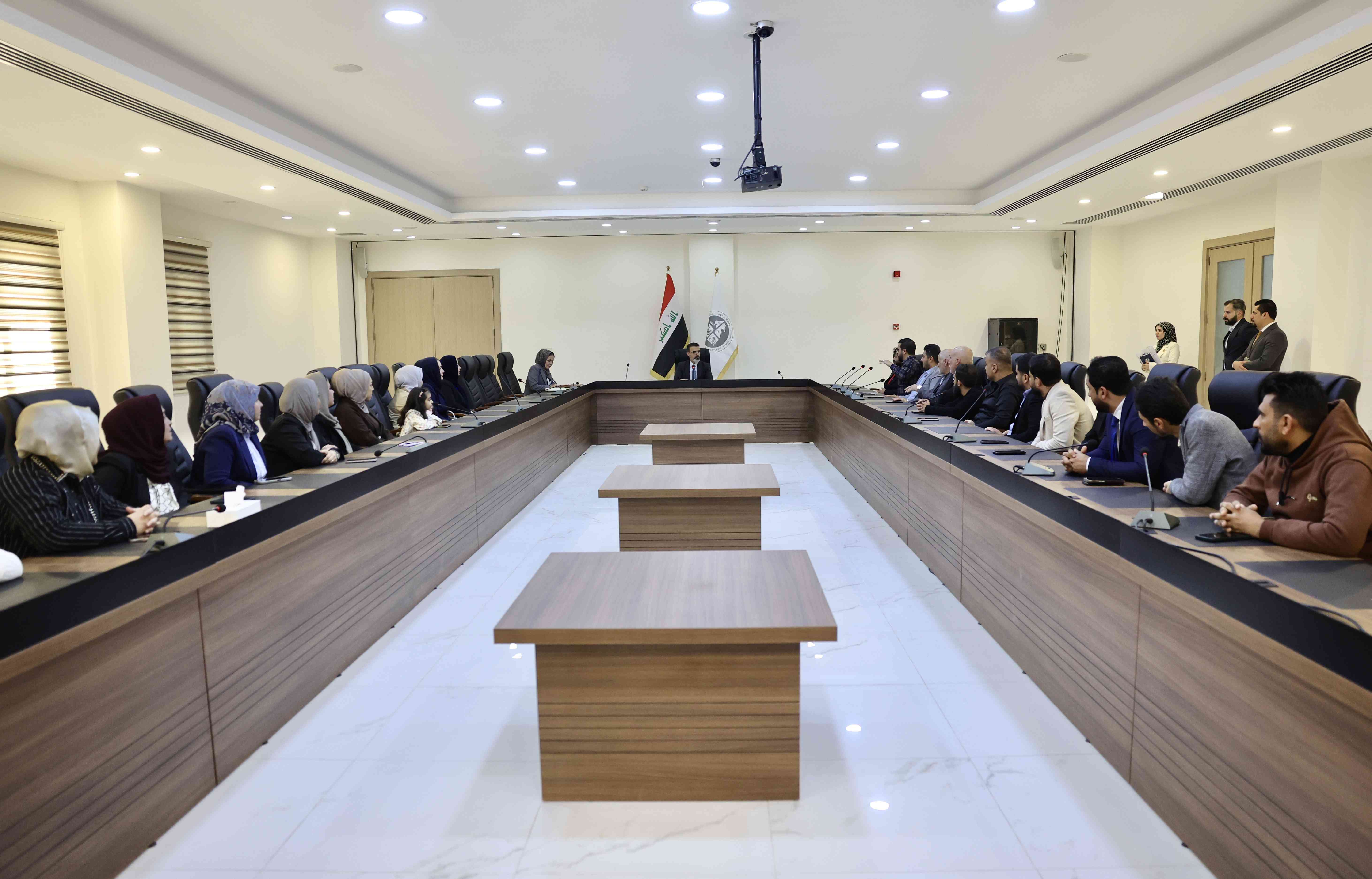 التقى السيد محافظ كركوك ريبوار طه   عددا من موظفي المديرية العامة لتربية كركوك