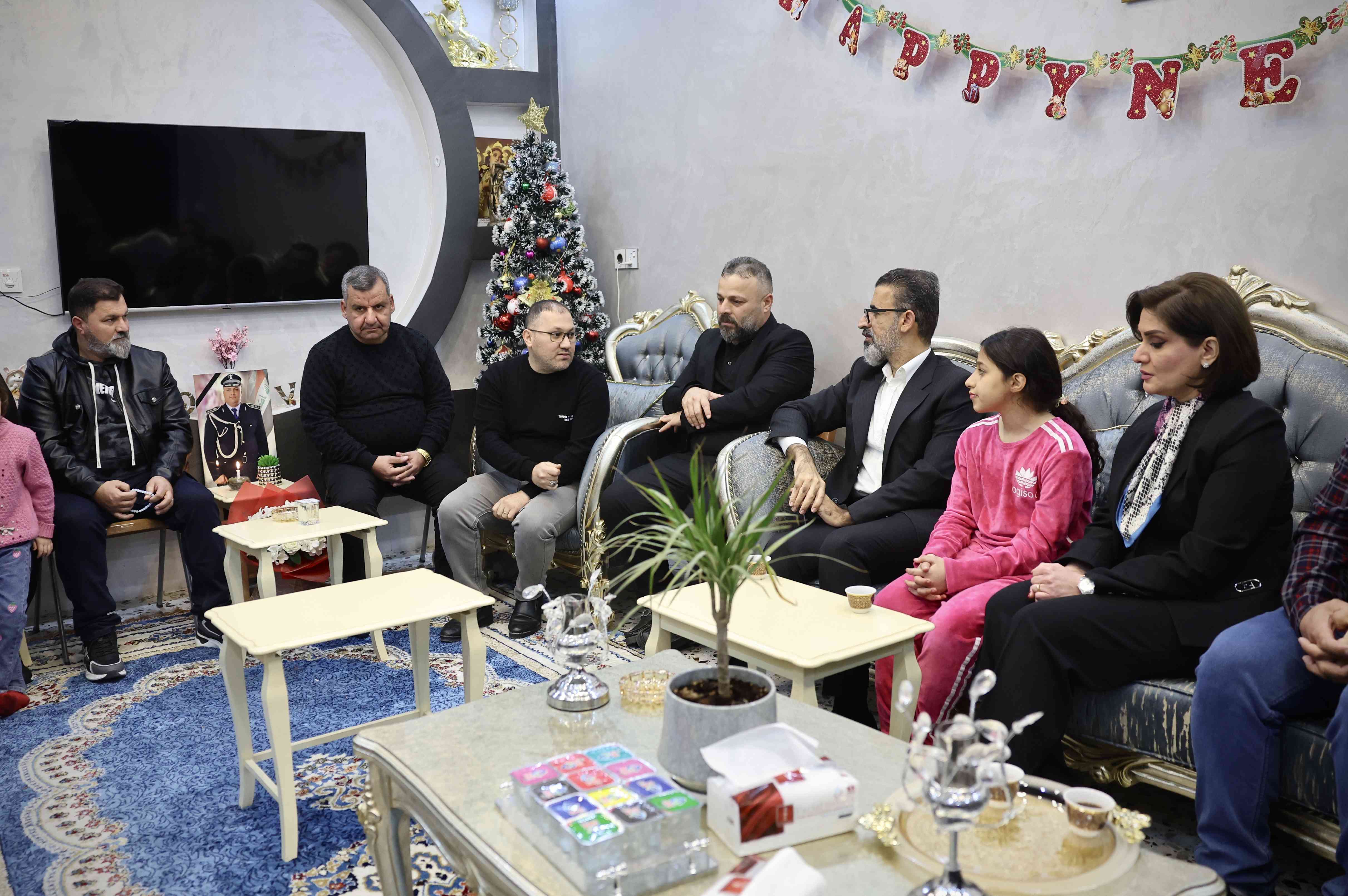 في عيد  الميلاد المجيد    محافظ كركوك   يزور منزل الشهيد العقيد زيد عادل .