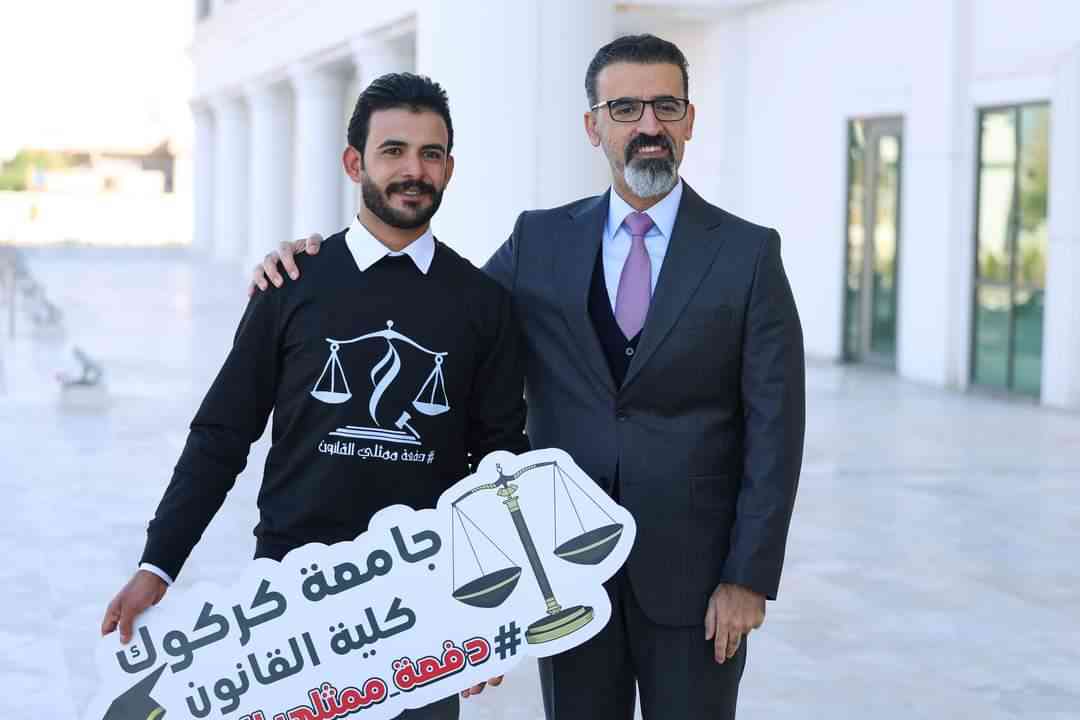 محافظ كركوك ريبوار طه مصطفى   يقف مع عدد من خريجي كلية القانون بجامعة كركوك وعوائلهم بواجهة مبنى المحافظة .