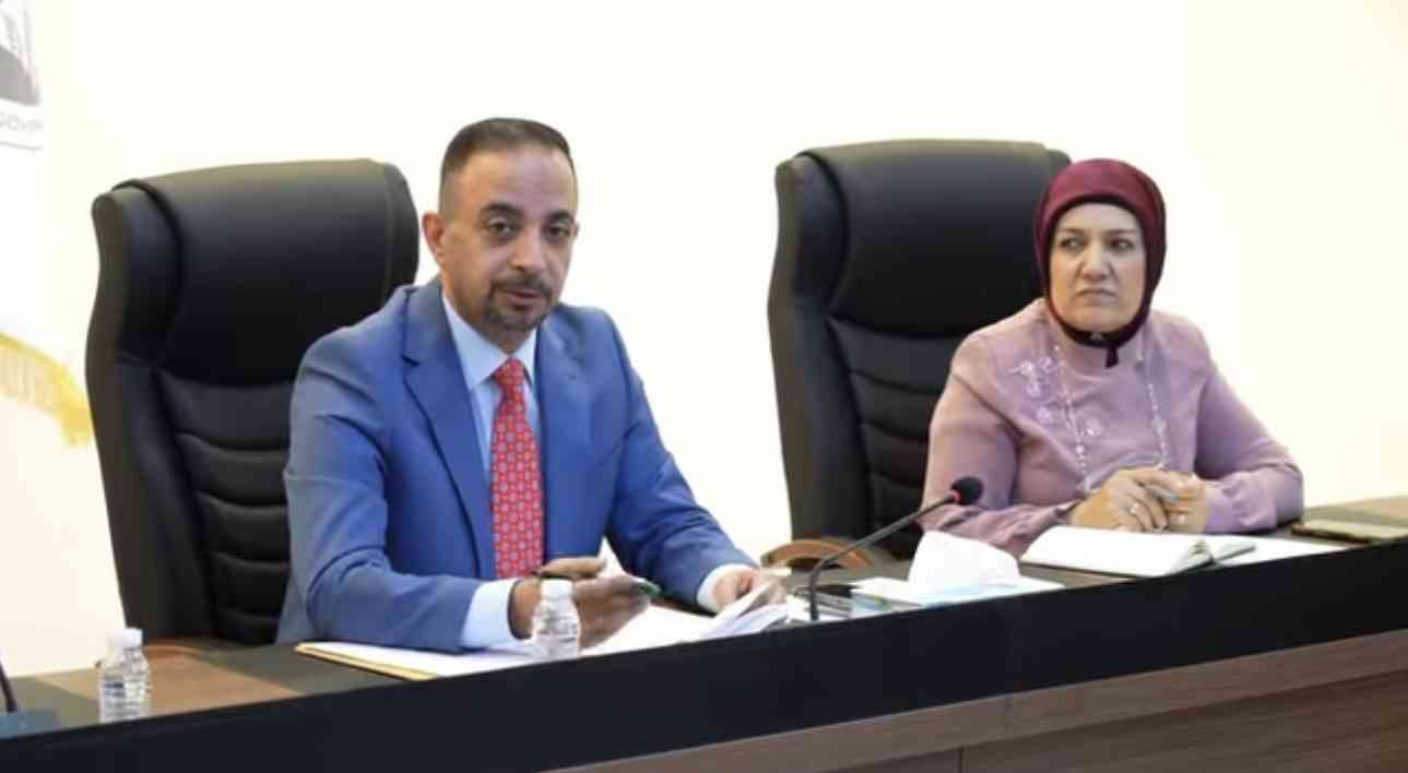 النائب الفني الدكتور إبراهيم تميم يترأس أجتماعاً للجنة دراسة وتخصيص الأراضي لمشاريع التنمية بين الدولة والمواطن.