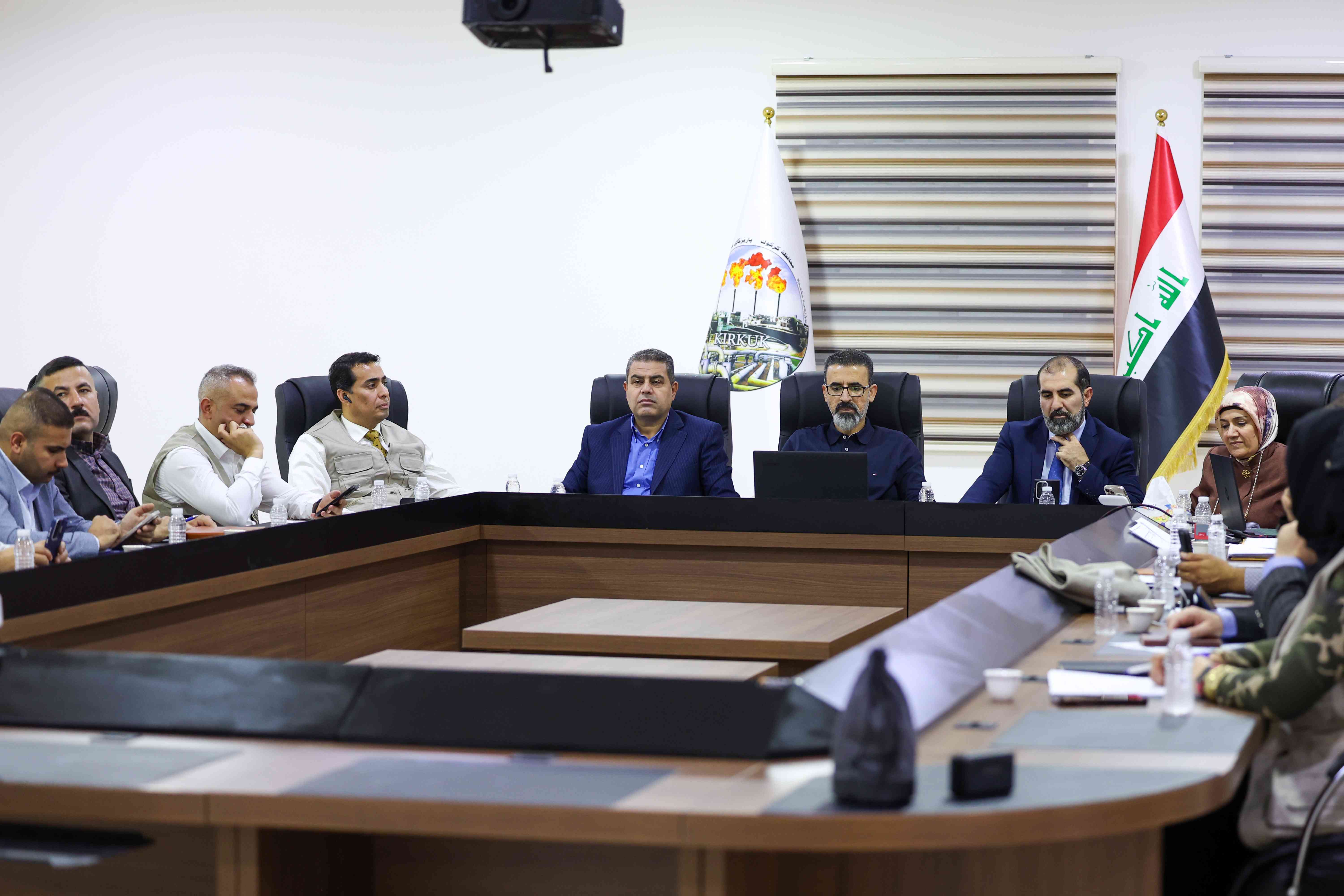 في اجتماع مسائي لأعضاء لجنة التعداد   محافظ كركوك ريبوار طه مصطفى رئيس اللجنة المركزية للتعداد العام للسكان 