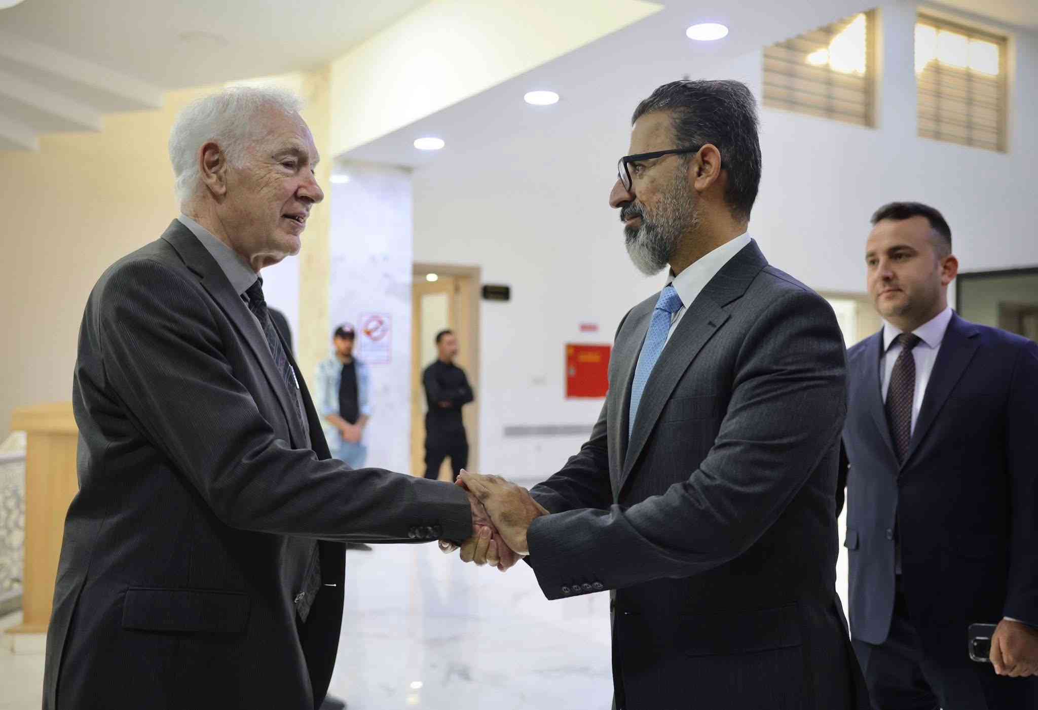 التقى محافظ كركوك السيد ريبوار طه   بوفد من الإدارة العامة لمدارس كركوك جاغ، برفقة البروفيسور الدكتور مايكل غرين